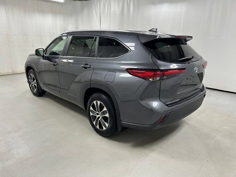 Used 2023 Toyota Highlander XLE AWD/4WD image 6