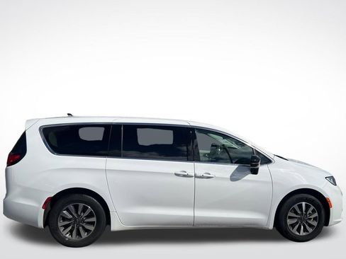 Used 2024 Chrysler Pacifica Select image 6