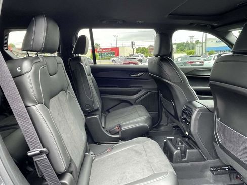 New 2025 Jeep Grand Cherokee Altitude image 16