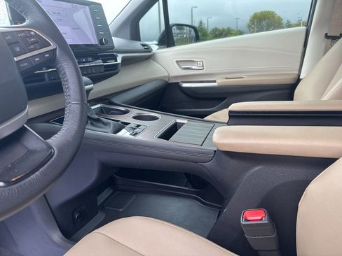 Used 2024 Toyota Sienna XLE image 5