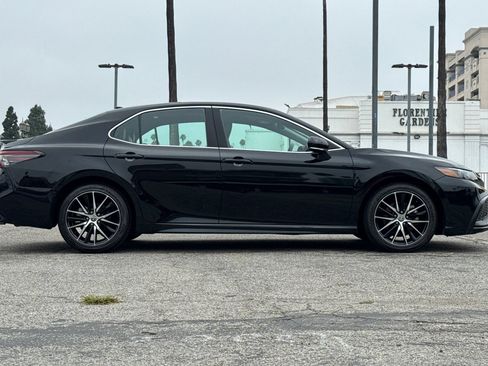 Used 2023 Toyota Camry SE FWD image 3