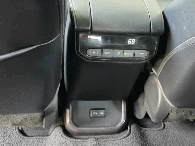 Used 2022 Toyota Highlander XLE FWD image 12