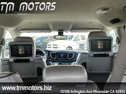 Used 2017 Chrysler Pacifica Limited w/ UConnect Theater Package FWD image 7