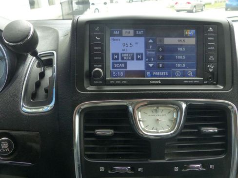 Used 2011 Chrysler Town & Country Touring-L w/ Entertainment Group #2 FWD image 21