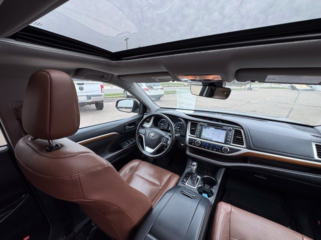 Used 2017 Toyota Highlander Limited AWD/4WD image 25