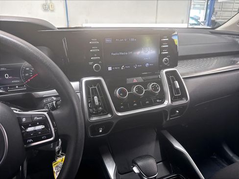 Used 2022 Kia Sorento LX AWD/4WD image 12