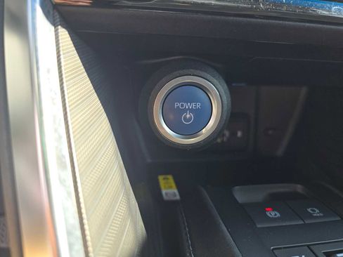 Used 2021 Toyota Venza XLE image 32