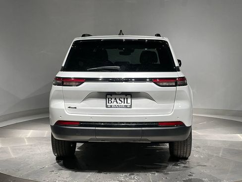 Used 2023 Jeep Grand Cherokee Altitude AWD/4WD image 12
