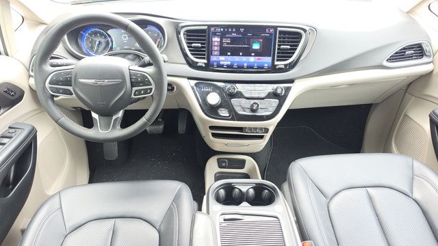 Used 2024 Chrysler Pacifica Touring-L FWD image 7