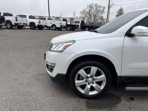 Used 2017 Chevrolet Traverse LT w/ Style and Technology Package image 4