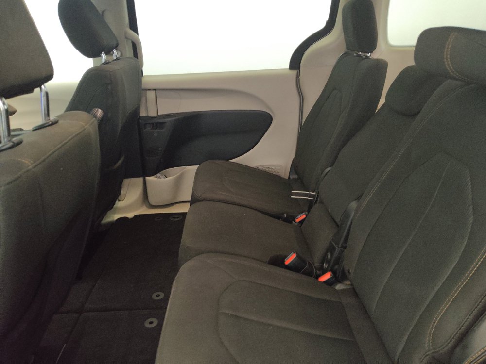 Used 2017 Chrysler Pacifica Touring FWD image 18