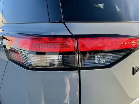 Used 2023 Nissan Pathfinder Platinum w/ Black Appearance Package image 18