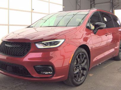 Used 2024 Chrysler Pacifica Limited w/ Uconnect Theater Family Group