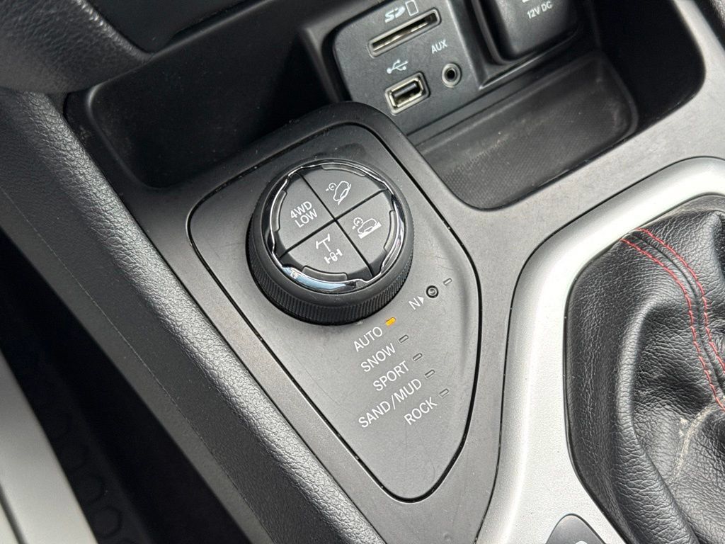 Used 2017 Jeep Cherokee Trailhawk AWD/4WD image 37