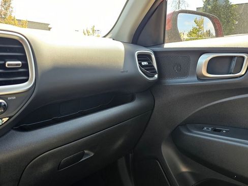 Used 2025 Hyundai Venue SE image 23