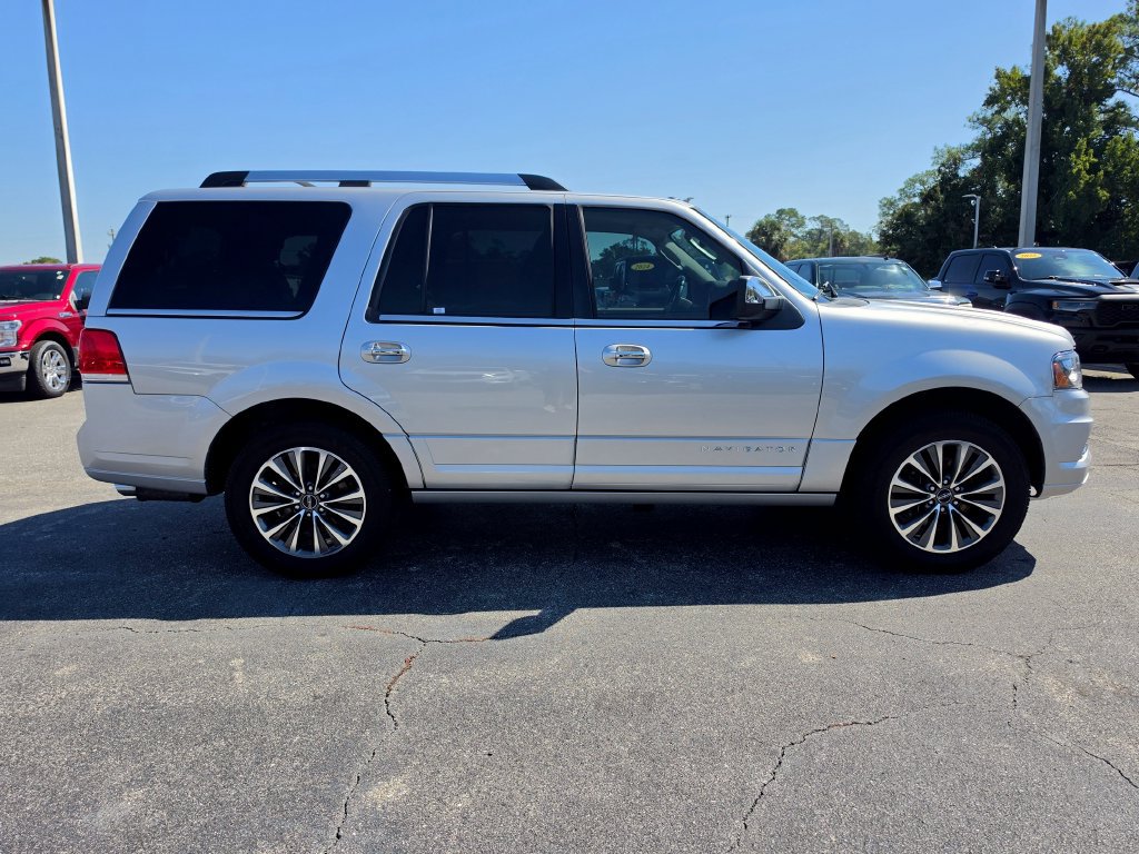 Used 2017 Lincoln Navigator Select RWD image 5