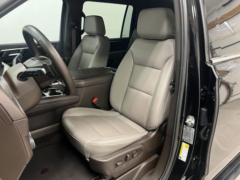 Used 2025 Chevrolet Suburban LT image 24