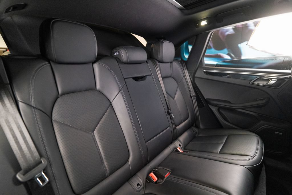 Certified 2025 Porsche Macan AWD/4WD image 37