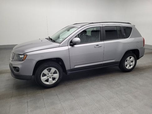 Used 2017 Jeep Compass Latitude image 2