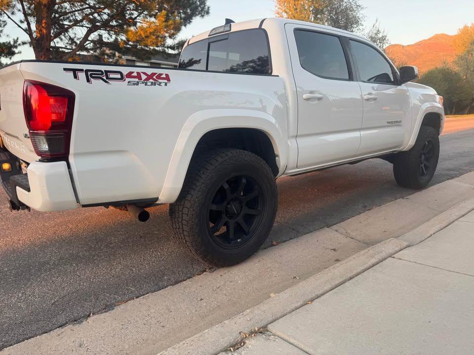 Used 2019 Toyota Tacoma TRD Sport AWD/4WD image 4