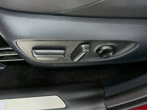 Used 2024 Toyota Venza Limited image 24