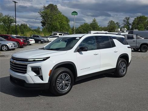 Used 2025 Chevrolet Traverse LT FWD image 8