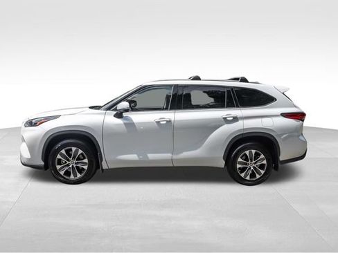 Used 2022 Toyota Highlander XLE AWD/4WD image 10