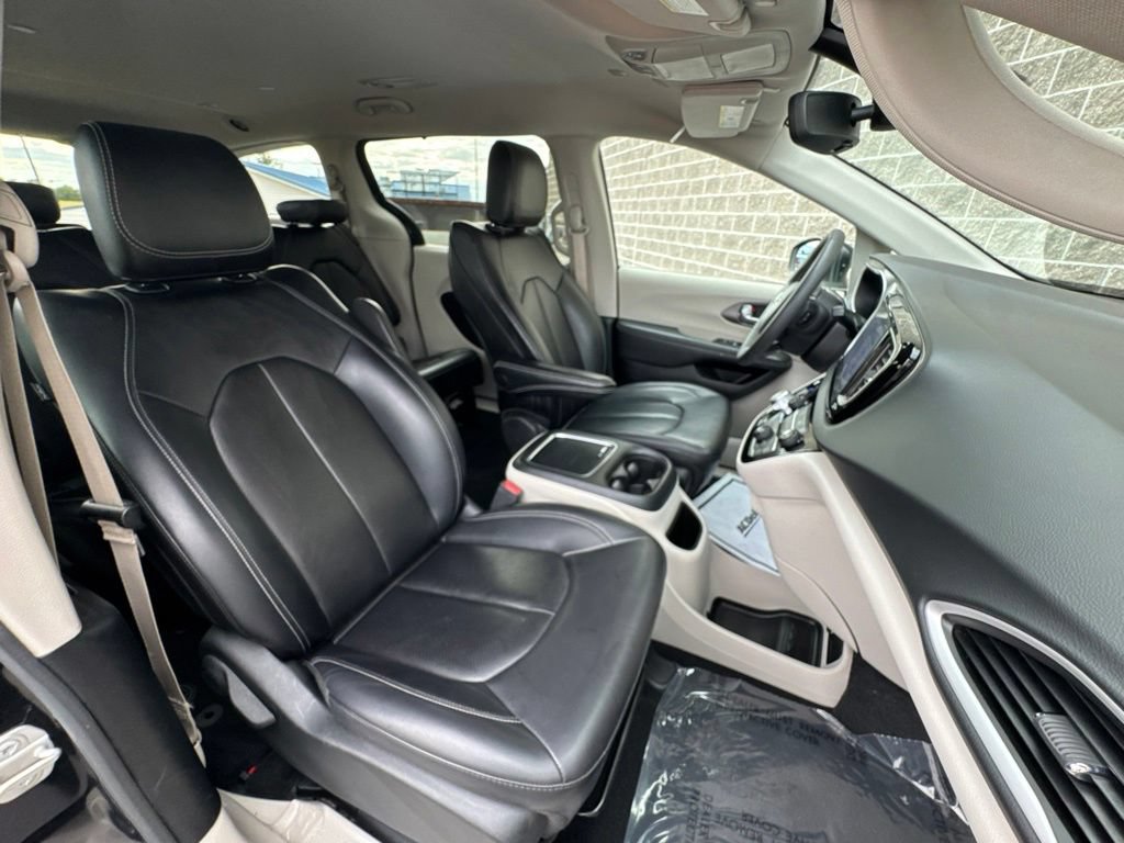 Used 2023 Chrysler Pacifica Touring-L FWD image 38