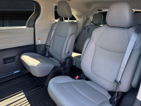 Used 2022 Toyota Sienna XLE AWD/4WD image 16
