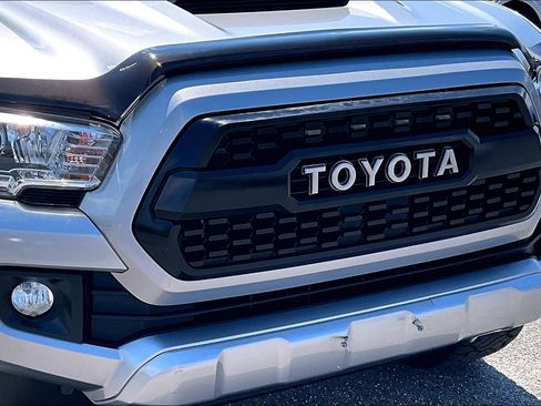 Used 2017 Toyota Tacoma TRD Sport AWD/4WD image 29