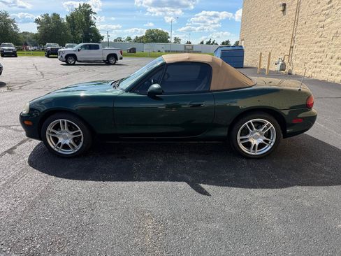 Used 2001 MAZDA MX-5 Miata RWD image 2