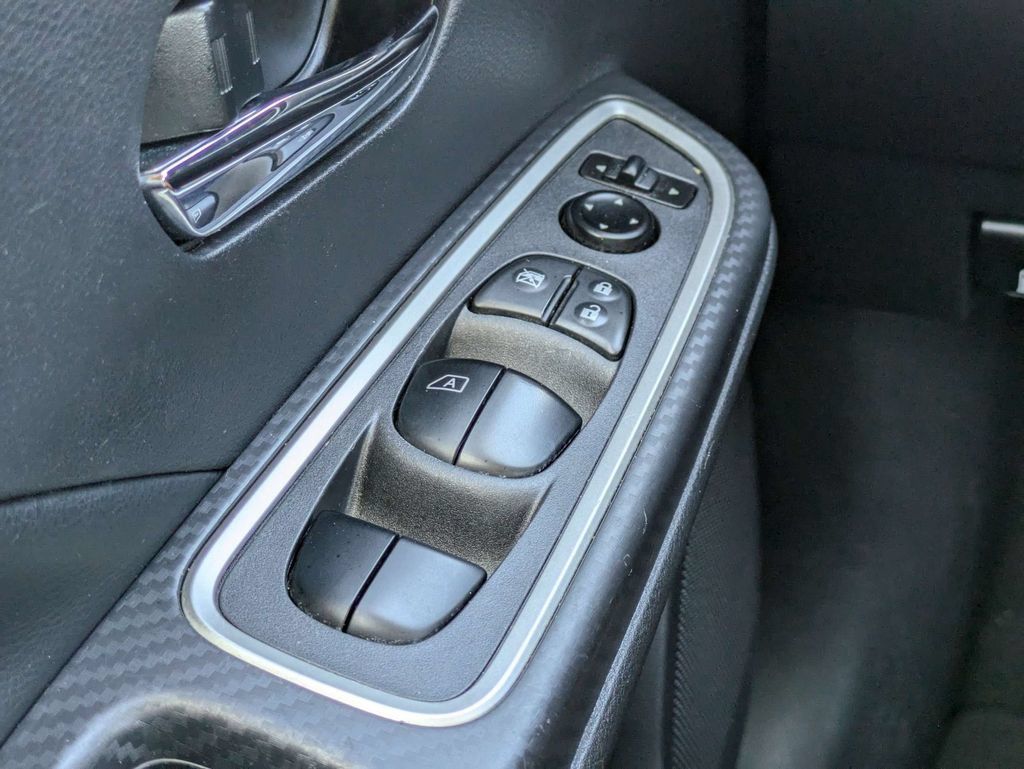 Used 2025 Nissan Versa SR FWD image 21