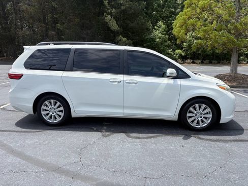 Used 2017 Toyota Sienna Limited Premium FWD image 2