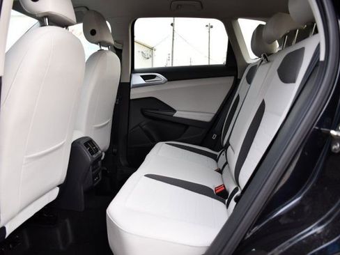 New 2026 Volkswagen Taos SE image 17