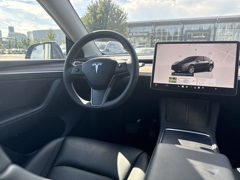 Used 2023 Tesla Model Y Long Range AWD/4WD image 18