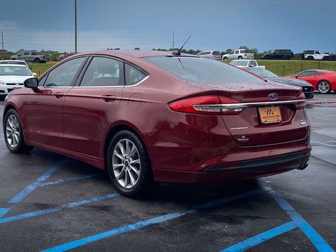 Used 2017 Ford Fusion SE w/ Fusion SE Technology Package FWD image 9