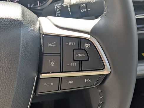 Certified 2025 Toyota Highlander XLE FWD image 18