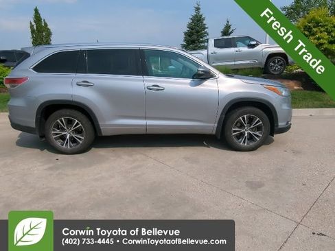 Used 2016 Toyota Highlander XLE AWD/4WD image 2