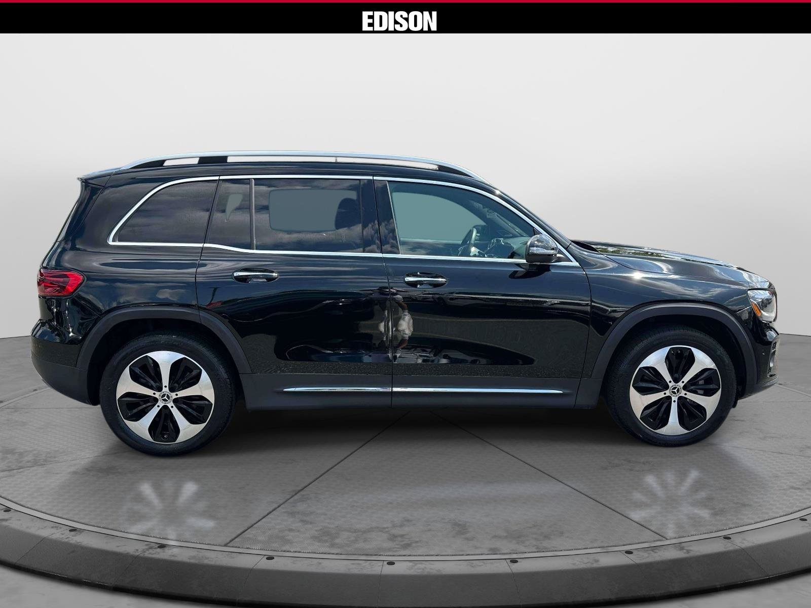 Used 2024 Mercedes-Benz GLB 250 4MATIC image 3