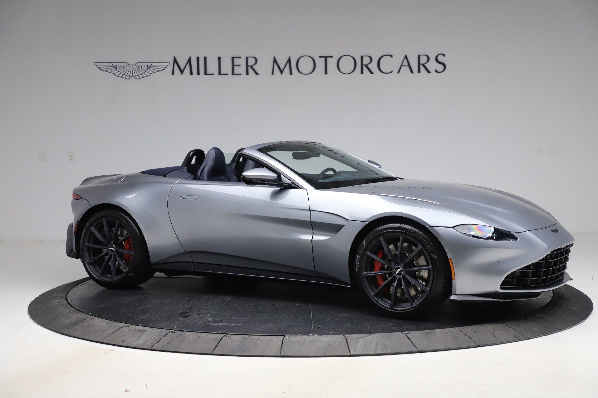 Used 2021 Aston Martin V8 Vantage Roadster RWD image 9
