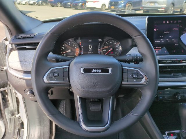 Used 2024 Jeep Compass Latitude AWD/4WD image 9