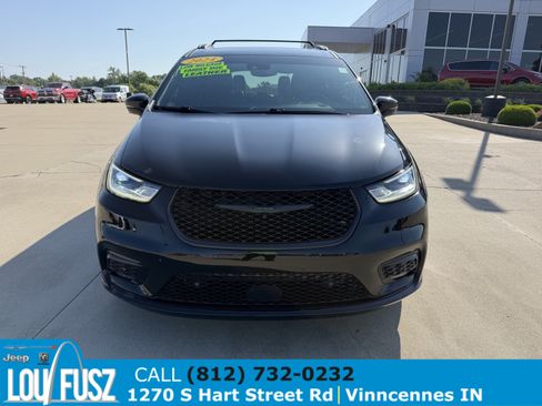 Used 2024 Chrysler Pacifica Limited w/ S Appearance Package FWD image 2