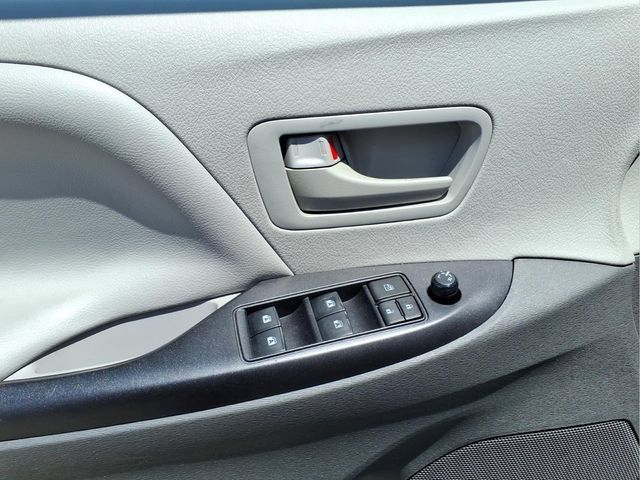 Used 2020 Toyota Sienna L FWD image 11