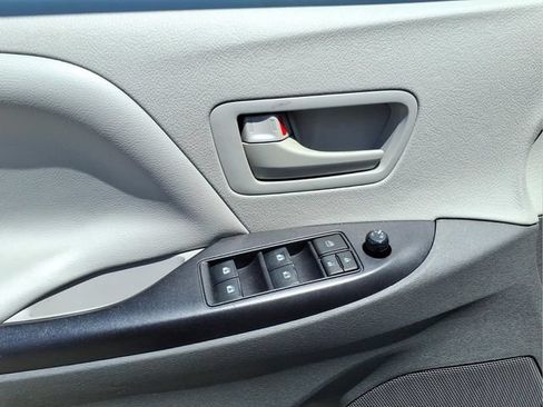Used 2020 Toyota Sienna L FWD image 11