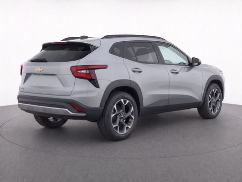 Used 2025 Chevrolet Trax LT w/ LT Convenience Package FWD image 4