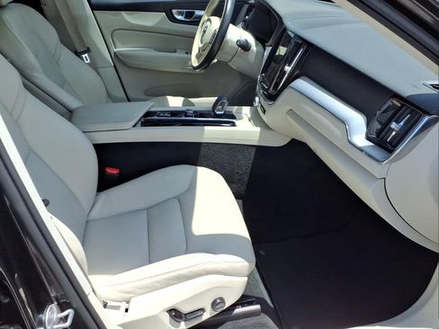 Used 2023 Volvo XC60 B5 Core FWD image 16