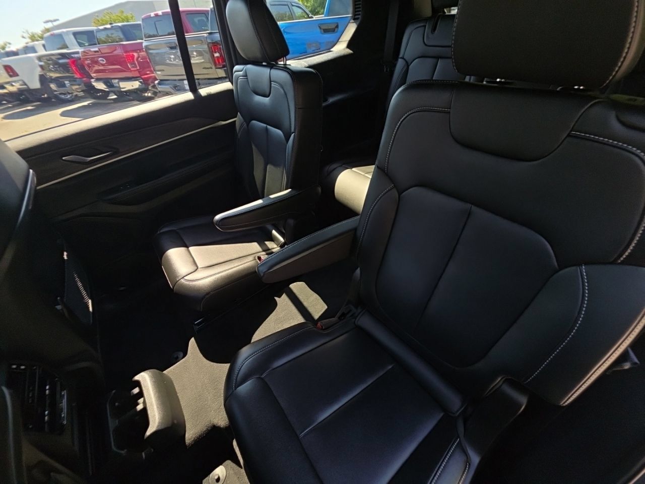Used 2025 Jeep Grand Cherokee L Limited w/ Black Appearance Package AWD/4WD image 18