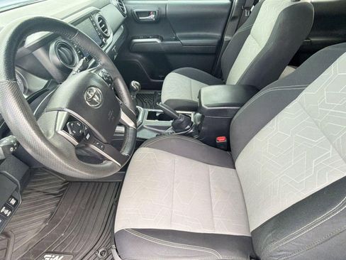 Used 2022 Toyota Tacoma TRD Sport w/ Technology Package image 5