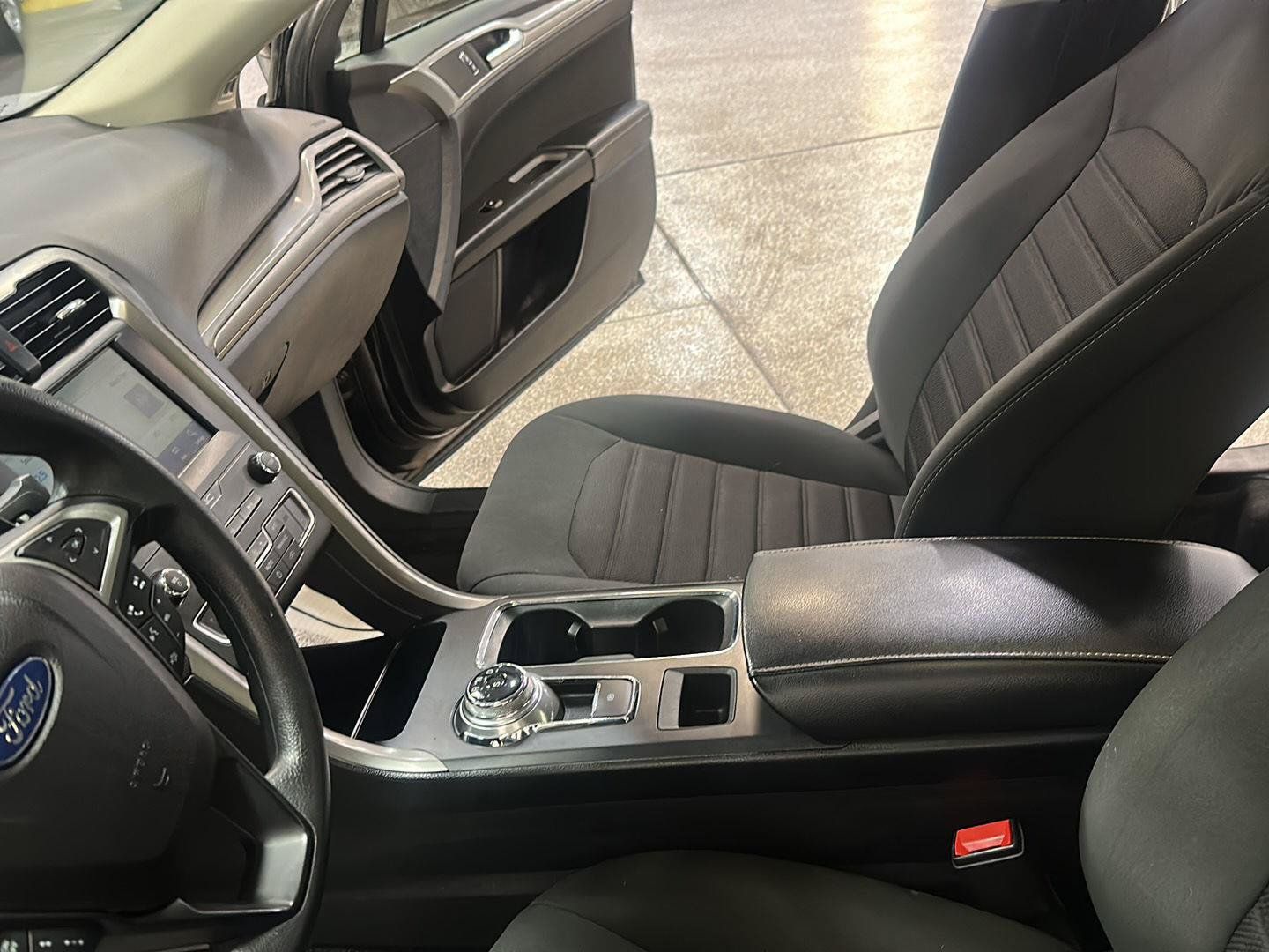 Used 2020 Ford Fusion SE AWD/4WD image 27