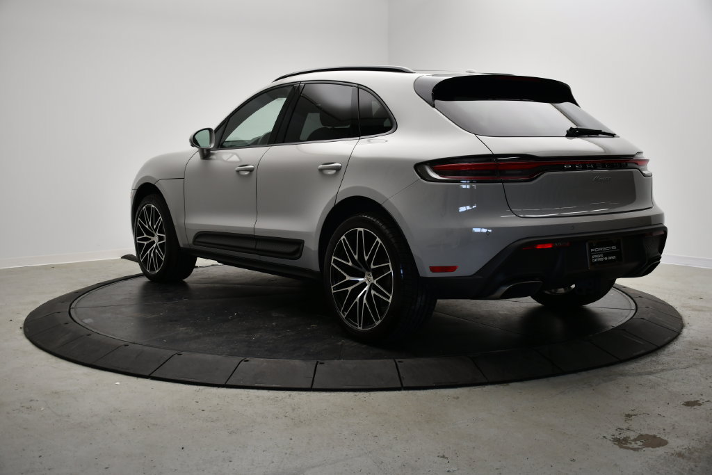 Certified 2024 Porsche Macan AWD/4WD image 3